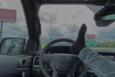 Bật cười về sự thật đằng sau đoạn clip người đàn ông lái xe bằng chân