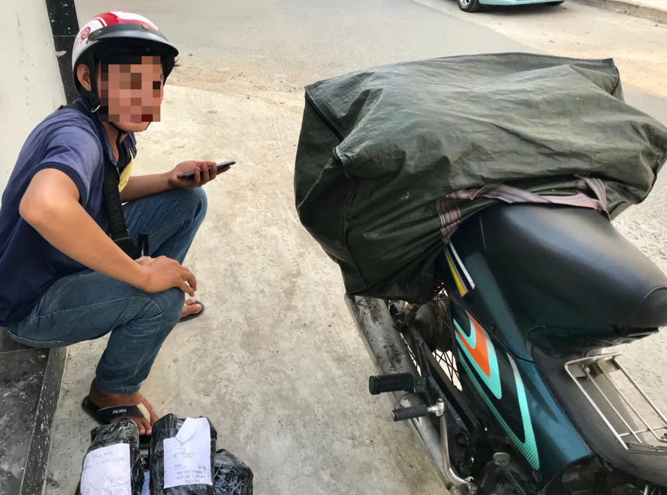 Cuối năm: Shipper kiếm tiền triệu mỗi ngày, tranh thủ ăn cơm ngay lúc đợi khách - 1 Cuối năm: Shipper kiếm tiền triệu mỗi ngày, tranh thủ ăn cơm ngay lúc đợi khách - 1
