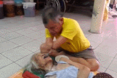 Clip “con tật nguyền đút cháo cho mẹ già” gây cảm động mạnh trên Intenet tuần qua