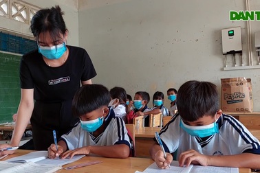 Những giáo viên lặn lội "đưa đò" ở ngôi làng nằm biệt lập giữa núi rừng