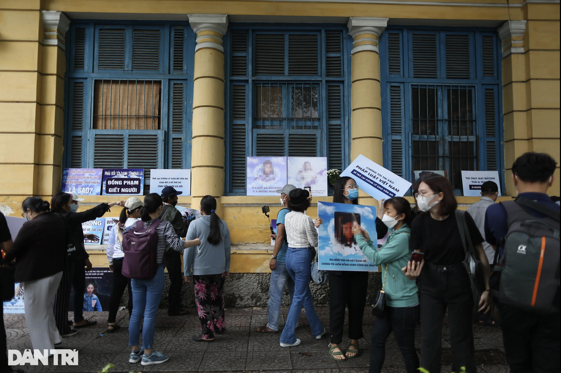 Hàng trăm người phẫn nộ mang di ảnh bé gái 8 tuổi bị bạo hành đến tòa - 2 Hàng trăm người phẫn nộ mang di ảnh bé gái 8 tuổi bị bạo hành đến tòa - 2