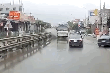 Xe con hứng trọn "bom nước" từ xe tải dù trời khô ráo