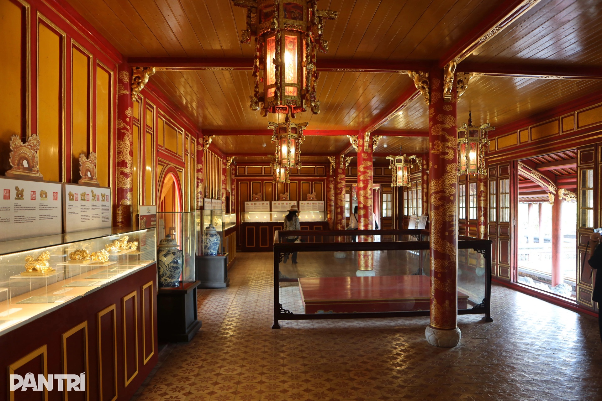 Lầu Ngũ Phụng trên cổng Ngọ Môn Huế xuống cấp, nhiều cột bong tróc lớp sơn - 3 Lầu Ngũ Phụng trên cổng Ngọ Môn Huế xuống cấp, nhiều cột bong tróc lớp sơn - 3