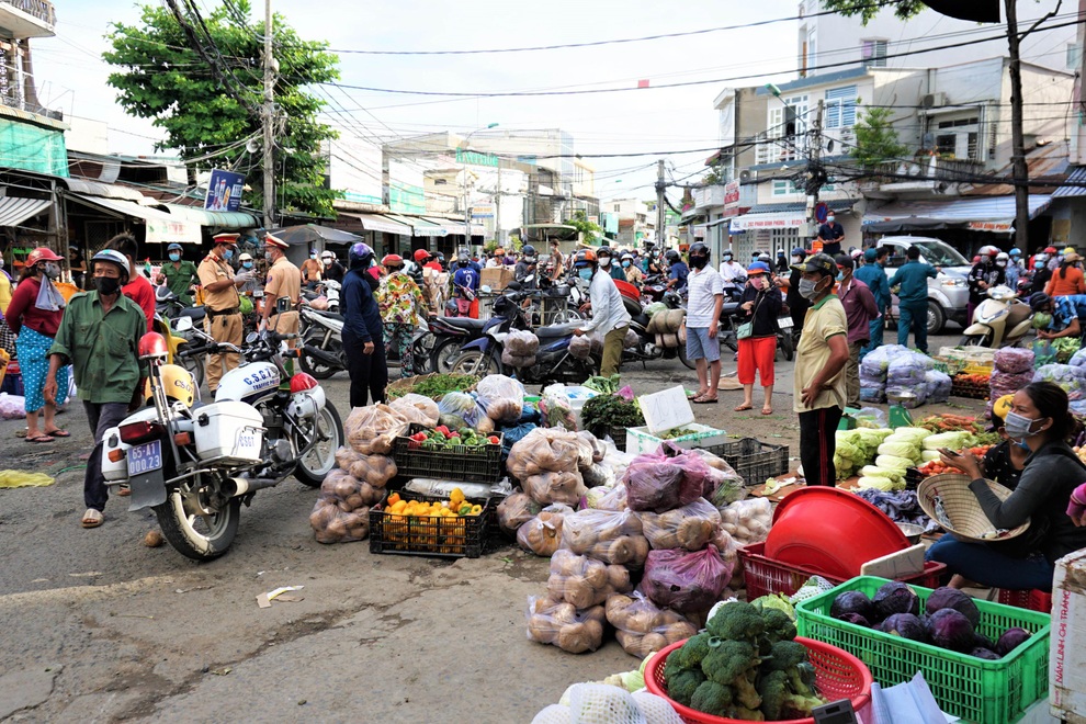 Chợ đầu mối lớn nhất Cần Thơ bị phong tỏa, tiểu thương hối hả dọn hàng - 3 Chợ đầu mối lớn nhất Cần Thơ bị phong tỏa, tiểu thương hối hả dọn hàng - 3