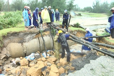 Mưa lớn trên diện rộng, 4 người thương vong, nhiều nhà dân, trưởng học bị  hư hại
