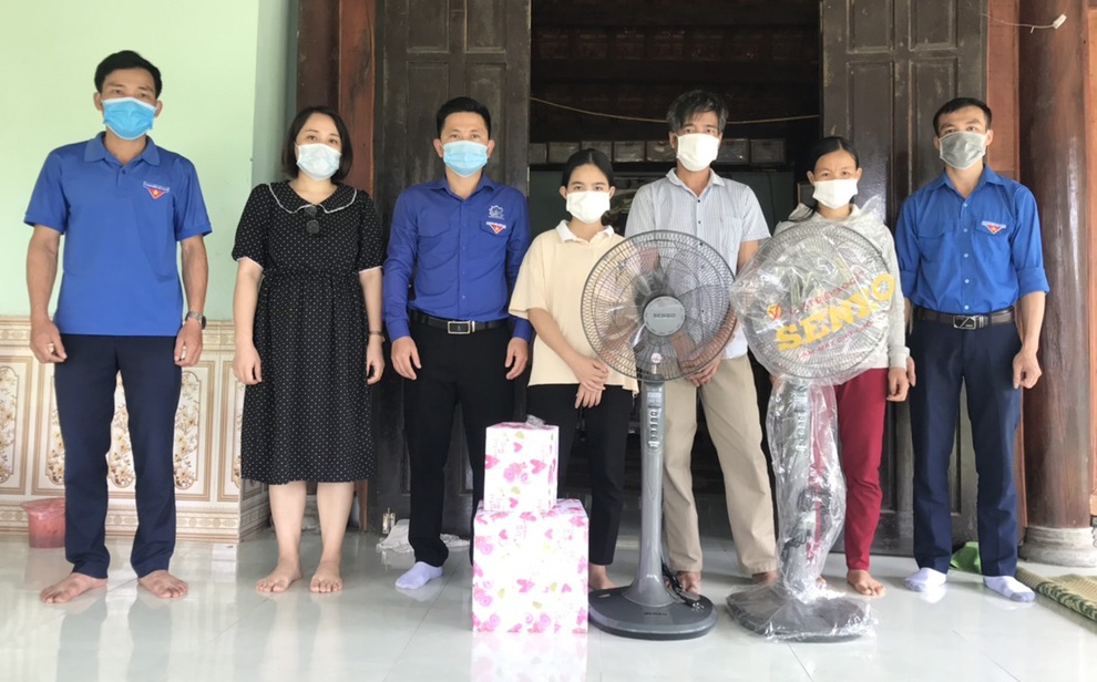 Tặng sổ tiết kiệm 200 triệu đồng cho gia đình nam sinh cứu bạn đuối nước - 2 Tặng sổ tiết kiệm 200 triệu đồng cho gia đình nam sinh cứu bạn đuối nước - 2