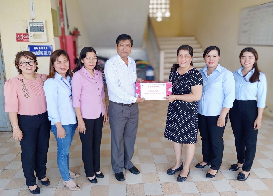 Sở LĐ-TBXH Bạc Liêu thăm, tặng quà cho trẻ em dịp Tết Trung thu - 4 Sở LĐ-TBXH Bạc Liêu thăm, tặng quà cho trẻ em dịp Tết Trung thu - 4