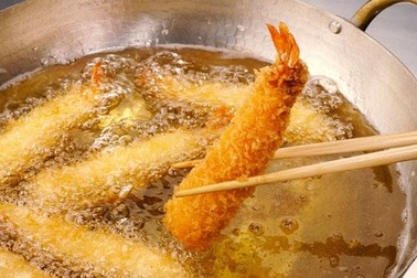 Mẹo hay "trị" hiện tượng dầu bắn tung tóe khi làm đồ chiên