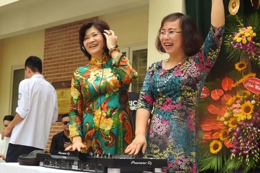 Cô Hiệu trưởng làm DJ chơi nhạc trong lễ chia tay học trò cuối cấp