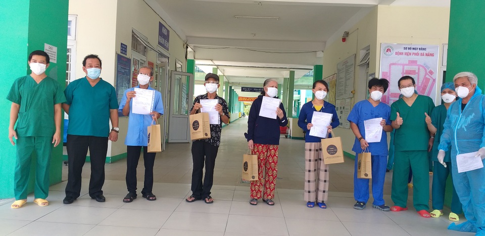 Thêm 5 ca mắc Covid-19 ra viện, trong đó có bác sĩ Bệnh viện Đà Nẵng - 1 Thêm 5 ca mắc Covid-19 ra viện, trong đó có bác sĩ Bệnh viện Đà Nẵng - 1
