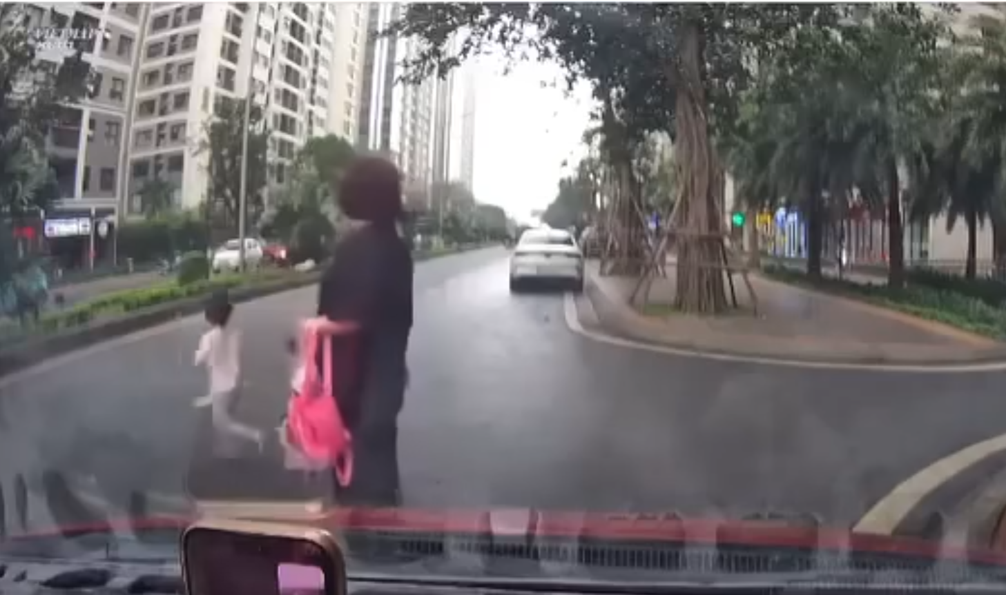 Clip “sự bất cẩn của người lớn khiến bé gái gặp nạn” nổi bật tuần qua