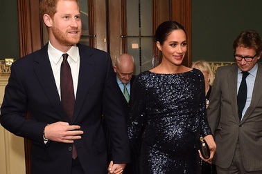 Bà bầu Meghan Markle khoe nhan sắc thanh lịch
