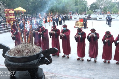 Ngừng lễ hội mùa Covid, bớt "đu dây" giữa mê tín và khủng hoảng niềm tin