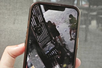 Bé gái bị người lạ tiếp cận, tháo bông tai vàng ngay trước nhà ở TPHCM