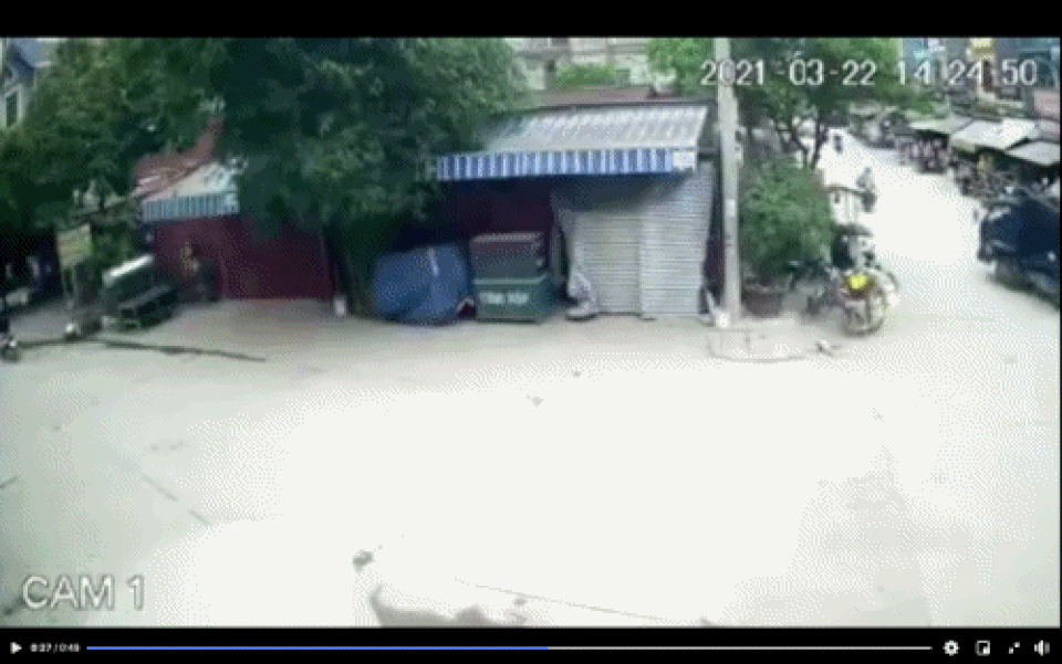 Hi hữu bó sắt trên xe tải hạ gục người ngồi sau xe máy - 1 Hi hữu bó sắt trên xe tải hạ gục người ngồi sau xe máy - 1