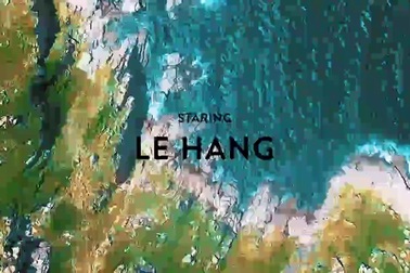 Á hậu Lệ Hằng khoe dáng bên bờ biển.