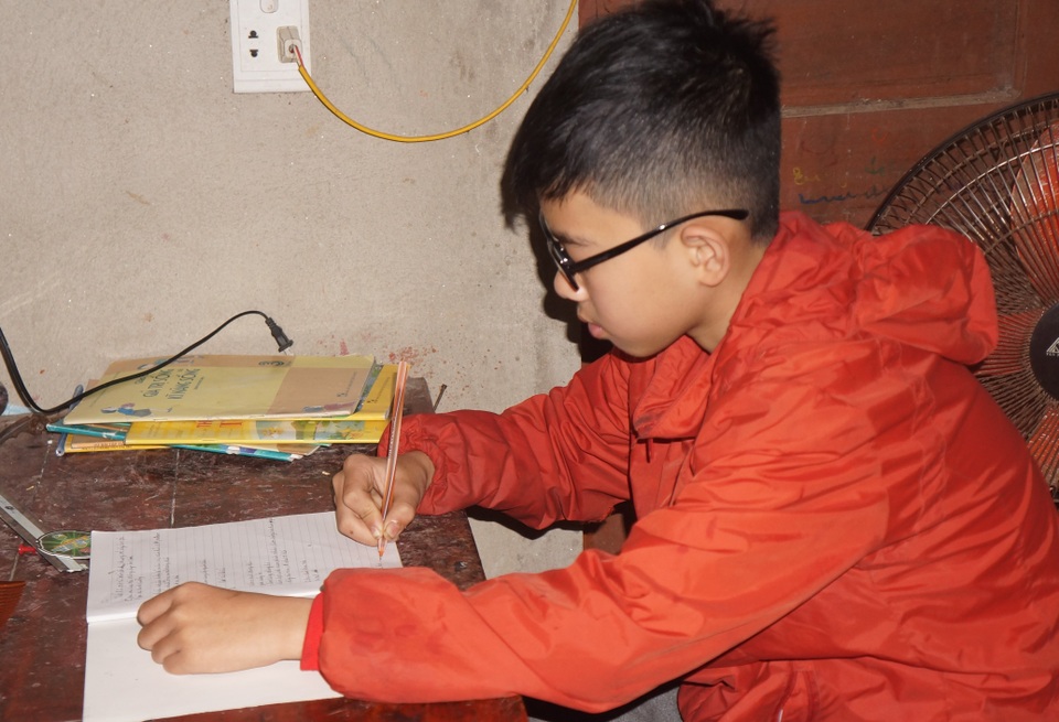Xót xa cuộc sống cơ cực của người mẹ mù cầu xin ánh sáng cho con - 7 Xót xa cuộc sống cơ cực của người mẹ mù cầu xin ánh sáng cho con - 7