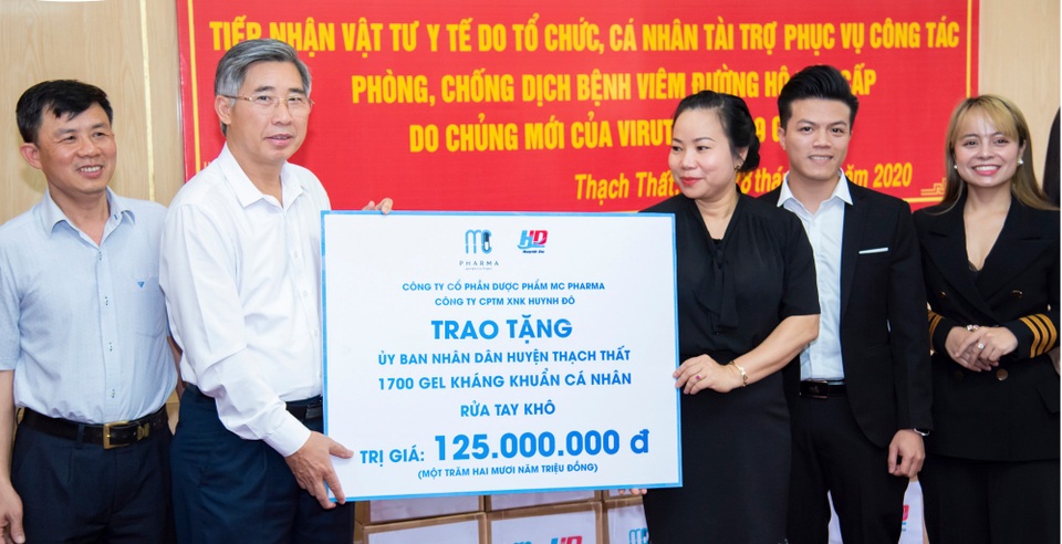 Công ty Huynh Đô tặng gel kháng khuẩn cho huyện Thạch Thất – Hà Nội - 1 Công ty Huynh Đô tặng gel kháng khuẩn cho huyện Thạch Thất – Hà Nội - 1