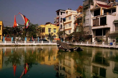 Xác máy bay B52 trên hồ Hà Nội lên báo Tây