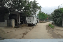 "Đứng tim" với tình huống xe máy kẹp 5 lao vào ô tô ở ngã ba đường