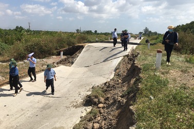 Cận cảnh đường đê biển sụt lún, vỡ toác dù sử dụng chưa lâu