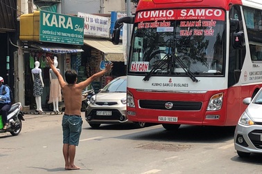 Người đàn ông chặn đường, quỳ lạy hàng loạt ô tô ở Sài Gòn