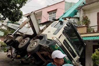Hú vía vì xe cẩu lật nghiêng, cần bơm bê tông “khủng” đổ vào nhà dân