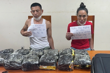 Món hàng bí ẩn trong chiếc vali đen của đôi nam nữ