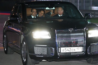 Tổng thống Putin lái siêu xe chở Tổng thống Ai Cập thăm đường đua Công thức 1