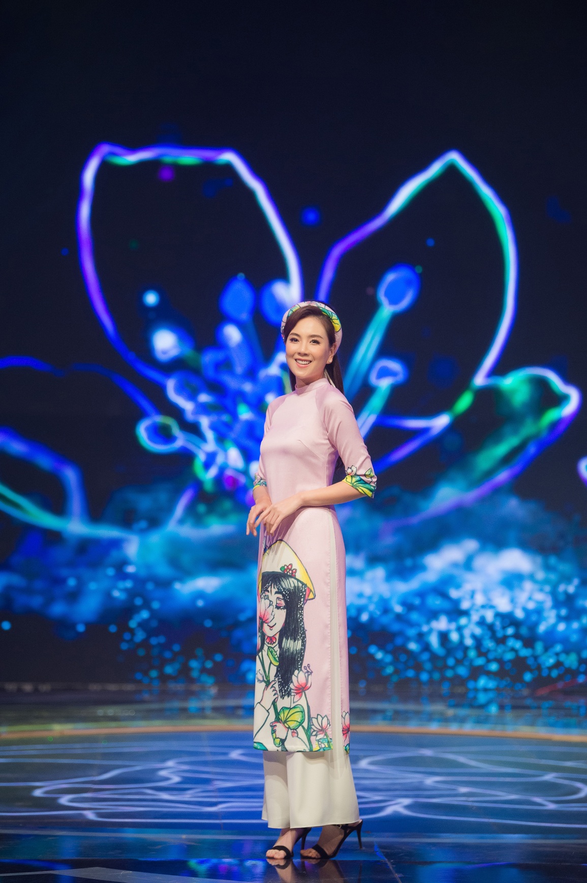 BTV Thu Hà, Mai Ngọc VTV khoe dáng chuẩn với áo dài Ngọc Hân - 5 BTV Thu Hà, Mai Ngọc VTV khoe dáng chuẩn với áo dài Ngọc Hân - 5