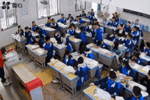 Clip nam sinh tấn công cô giáo ngay trong lớp học khiến dân mạng phẫn nộ