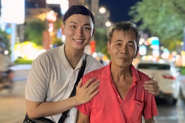 Gặp thầy dạy cấp 2 nhặt phế liệu trên phố, học trò khóc nghẹn