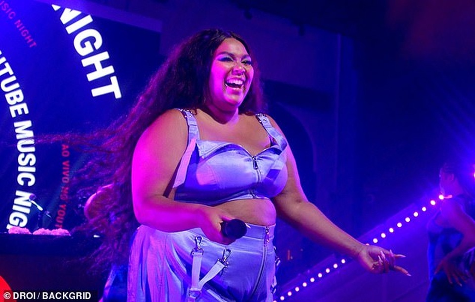 Rapper ngoại cỡ Lizzo tung ảnh mặc áo tắm - 6 Rapper ngoại cỡ Lizzo tung ảnh mặc áo tắm - 6