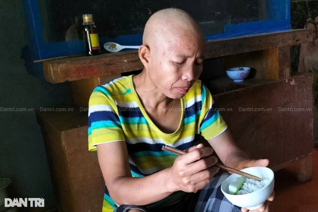 Người phụ nữ mắc ung thư nuôi mẹ già bệnh tật, mơ bữa cơm có thịt - 4 Người phụ nữ mắc ung thư nuôi mẹ già bệnh tật, mơ bữa cơm có thịt - 4