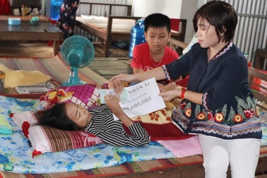 Trao gần 100 triệu đồng đến chị Đào Thị Tuyết Nhung