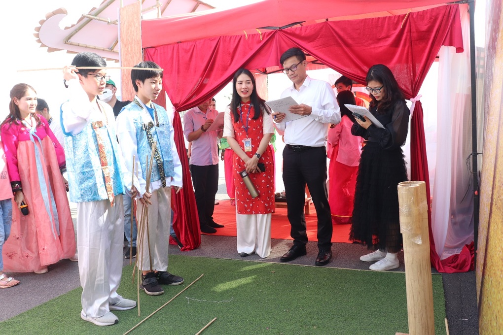 Học sinh tái hiện không gian mùa xuân khắp 5 châu - 8 Học sinh tái hiện không gian mùa xuân khắp 5 châu - 8