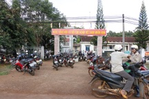 Hàng trăm người dân kéo nhau lên xã "truy" tiền hỗ trợ hạn hán