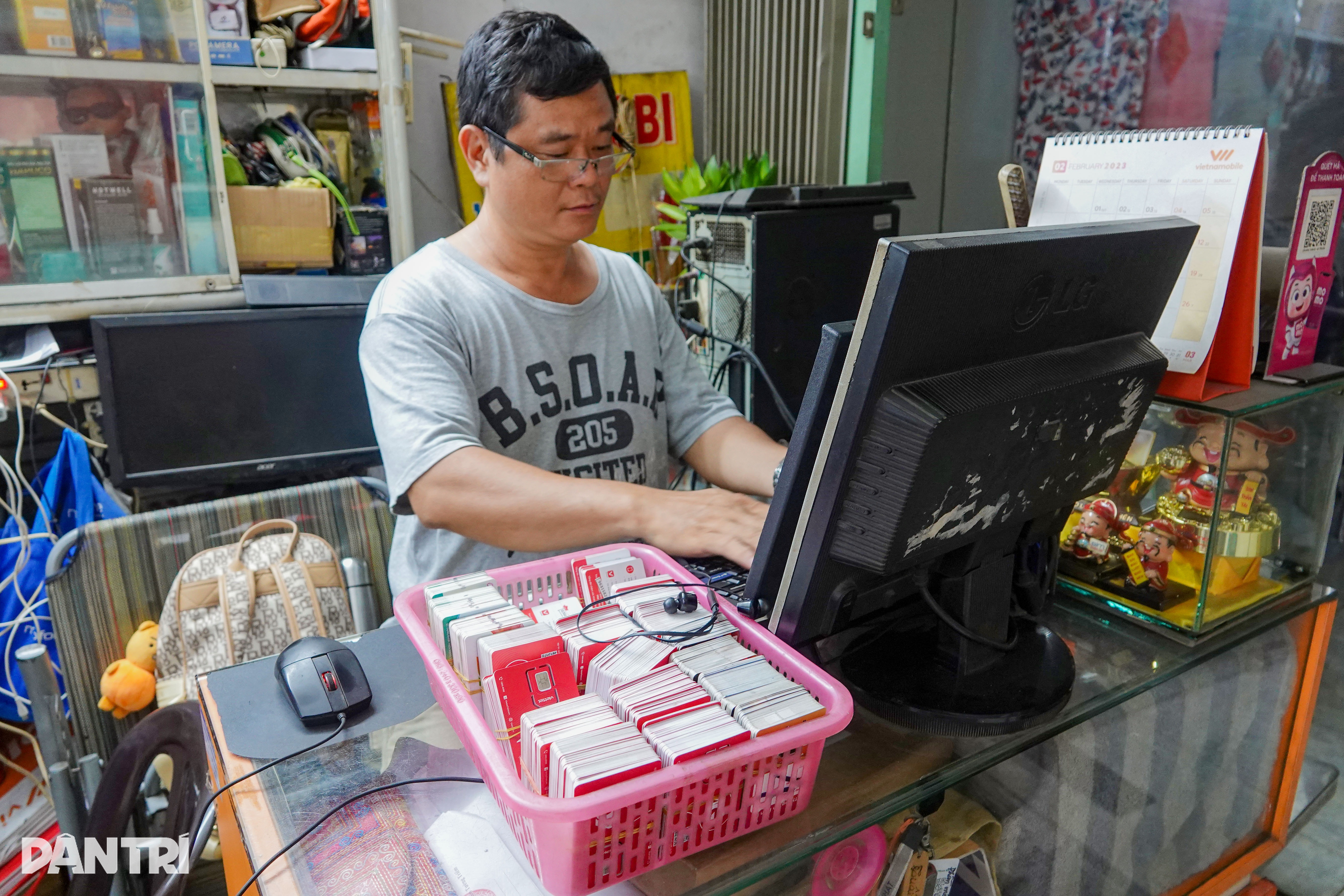 Дилера SIM-карт освистали, власник магазину плакав через глухий кут - 4 Đại lý bán SIM bị tuýt còi, chủ tiệm khóc vì cụt đường sống - 4