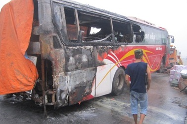 Xe khách cháy rụi khi đang lưu thông