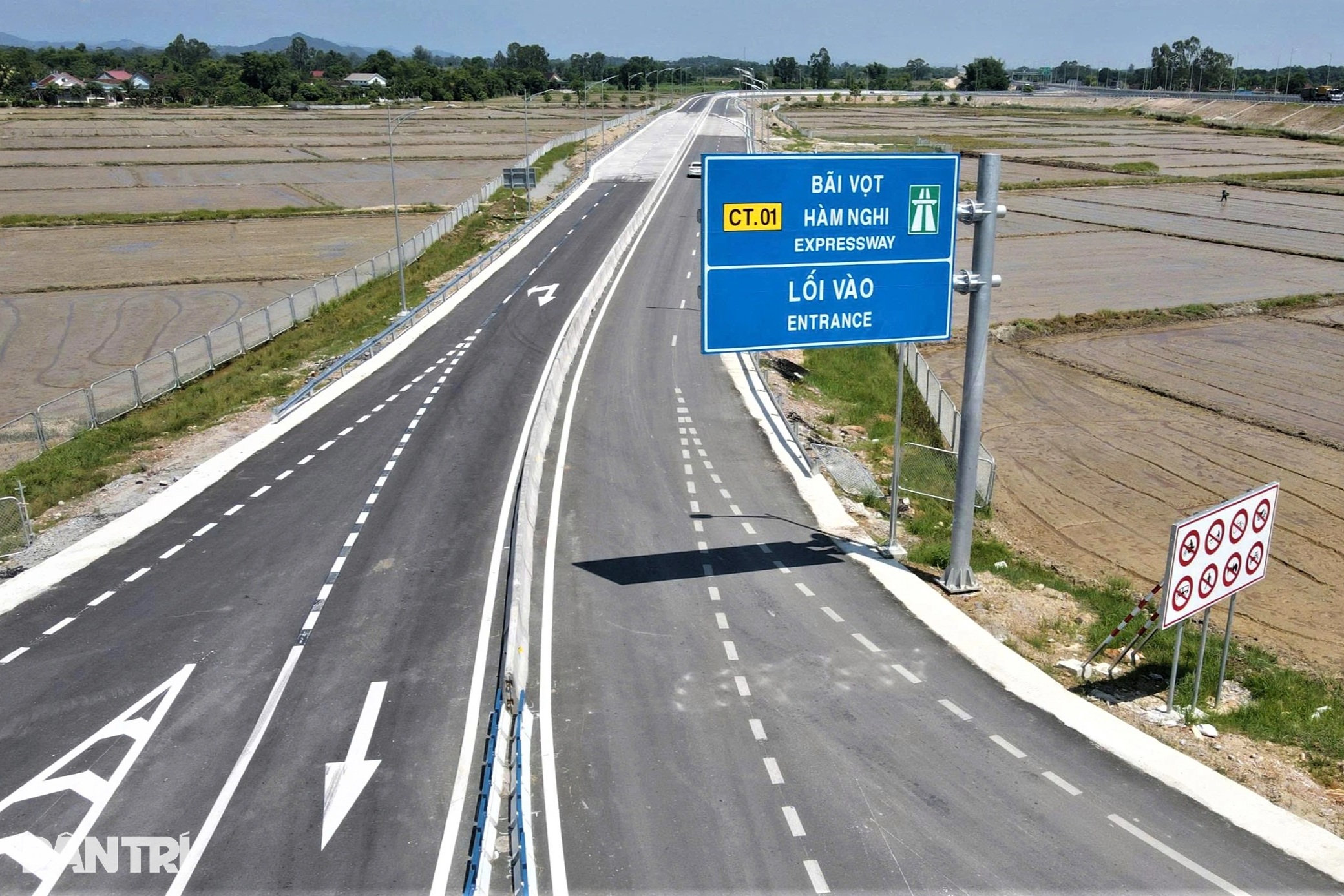 Biển báo như đánh đố khiến nhiều tài xế đi lòng vòng trên cao tốc - 1