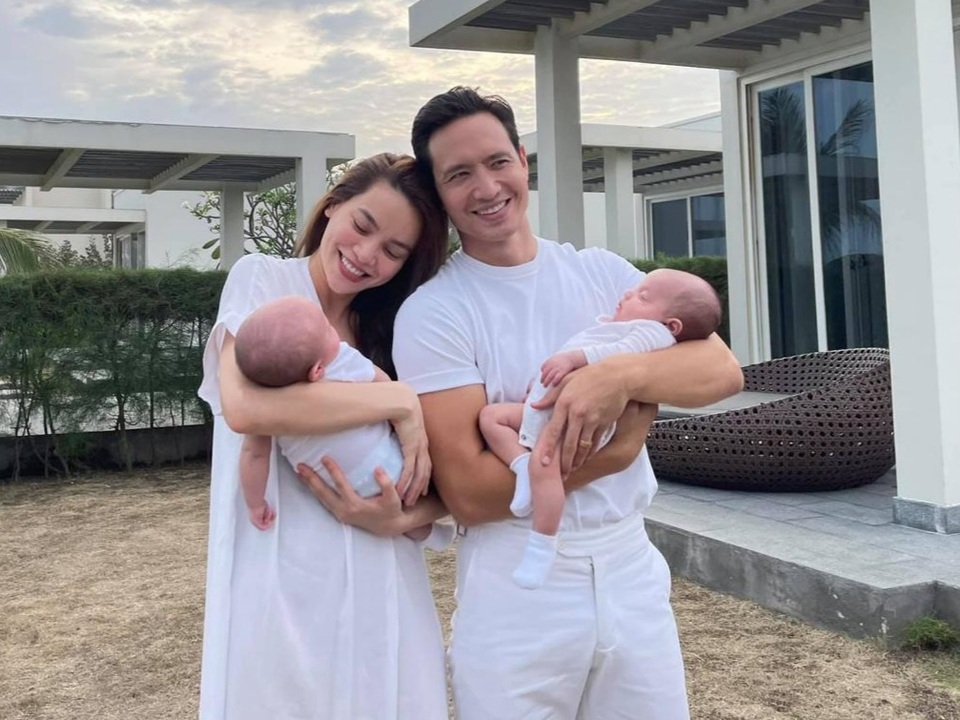 Hồ Ngọc Hà - Kim Lý gây sốt với ảnh bế cặp sinh đôi - 1 Hồ Ngọc Hà - Kim Lý gây sốt với ảnh bế cặp sinh đôi - 1