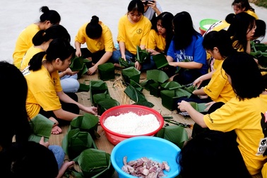 Nhà trường mua gần 1 tấn gạo gói bánh chưng cho học sinh