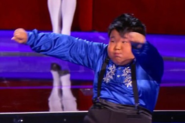 “Bé bự” nhảy cực sung gây sốt