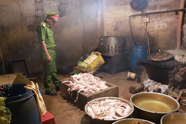 Bắt quả tang cơ sở đun nóng nhựa đường để "nhúng" vịt