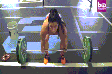 Cô gái vác bụng bầu đẩy tạ khiến ai cũng đứng tim