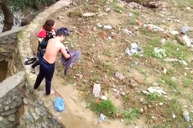 Người đàn ông đi đường cứu thành công một phụ nữ nhảy cầu tự tử