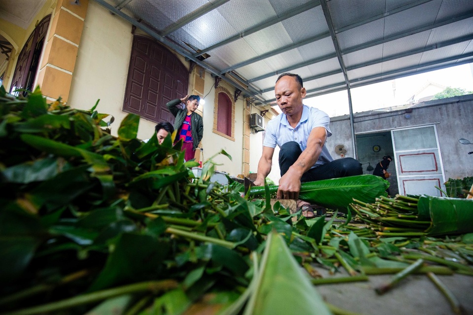 Cận cảnh “xưởng bánh” cho ra lò cả tấn bánh chưng mỗi ngày phục vụ Tết nguyên đán - 3 Cận cảnh “xưởng bánh” cho ra lò cả tấn bánh chưng mỗi ngày phục vụ Tết nguyên đán - 3