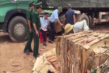Lật tẩy “mánh khóe” giấu hàng ngàn thanh gỗ quý trong... giấy phế liệu