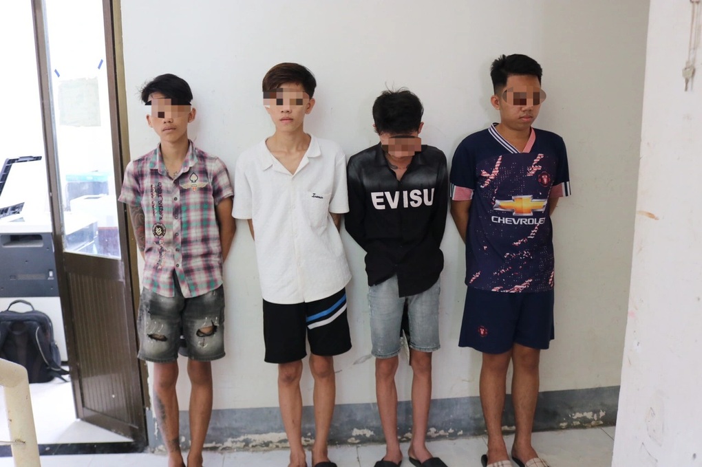 Bốn đối tượng trộm gần 100 đồng hồ nước của người dân - 1 Bốn đối tượng trộm gần 100 đồng hồ nước của người dân - 1