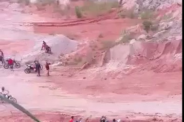 Những màn lái mô tô địa hình leo dốc dựng đứng